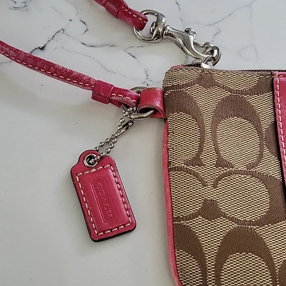 Coach wristlet, EUC🎉🎊 hot pink - Picture 4 of 6